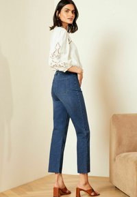 Love & Roses CROP - Bootcut piegriezuma džinsi - mid wash blue