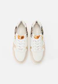 Witte leren sneakers met luipaardprintaccenten, metallic gouden details en witte veters. Heeft een zijrits voor gemakkelijke toegang.