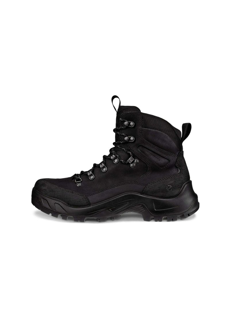 Scarpa da trekking nera con un design robusto, materiali in tessuto e gomma, sei fori per i lacci e una suola testurizzata per una migliore aderenza.