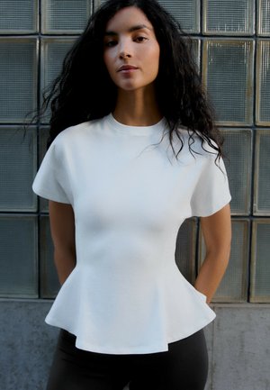 Bershka, SHORT-SLEEVE PEPLUM T-SHIRT - T-shirt basique - cream