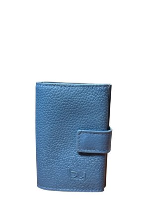 Portafoglio in pelle blu texturizzata con linguetta di chiusura a scatto e logo "buy" in rilievo nell'angolo inferiore destro anteriore.