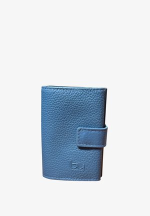 Portafoglio in pelle blu texturizzata con linguetta di chiusura a scatto e logo "buy" in rilievo nell'angolo inferiore destro anteriore.