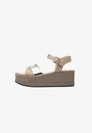 Sandali platform beige con una fascia metallica, fibbia regolabile alla caviglia e tacco a cuneo testurizzato. Materiale morbido con suola in gomma.