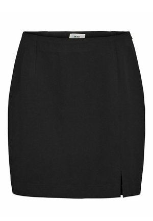 Jupe noire avec une silhouette droite, présentant une fente sur le côté et une texture lisse. Faite en tissu léger avec un léger éclat.