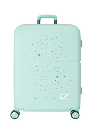 Maleta rígida de color verde menta con cuatro ruedas negras, asa retráctil, patrón de estrellas y un pequeño emblema de la bandera del Reino Unido.