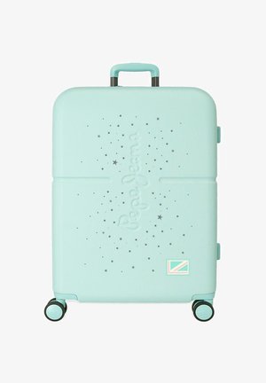 Maleta rígida de color verde menta con cuatro ruedas negras, asa retráctil, patrón de estrellas y un pequeño emblema de la bandera del Reino Unido.