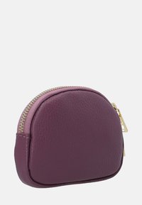 Okrągła, śliwkowo skórzana portmonetka na monety z złotym zamkiem błyskawicznym i jasnoróżowym akcentem. Posiada teksturowaną powierzchnię i kompaktowy kształt.