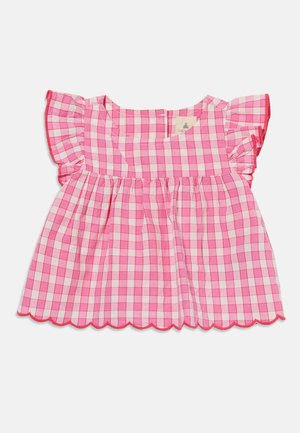 Ροζ και λευκό φόρεμα μωρού με καρό σχέδιο, κομψά μανίκια-φτερά και λεπτομέρειες στο τελείωμα με κυματιστό κόψιμο, απλωμένο επίπεδα σε λευκό φόντο.