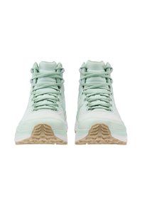 Scarpe sportive alte di colore verde chiaro, realizzate in rete e materiale sintetico, con punta arrotondata, lacci testurizzati e suola in contrasto di colore beige.