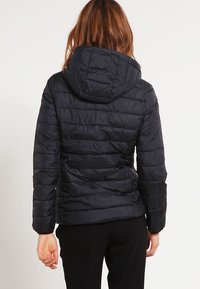 Černá péřová bunda s kapucí, s horizontálním prošíváním a hladkým, lesklým povrchem. Konec rukávů má přiléhavé manžety.