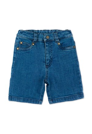 Niebieskie dżinsowe szorty z przednimi kieszeniami, szlufkami na pasek, zapięciem na mosiężny guzik i przeszytymi brzegami, ułożone na płasko na białym tle.