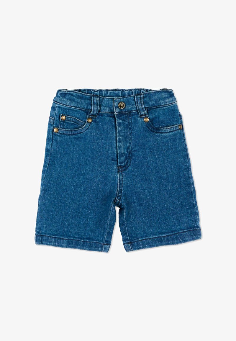 Short en jean bleu avec poches avant, passants pour ceinture, fermeture par bouton en laiton et ourlets cousus, posé à plat sur un fond blanc.