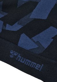 Svart och mörkblå stickad scarf med ett geometriskt mönster och en logotyp. Har en mjuk textur och ribbade kanter för extra detaljer.