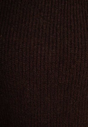 Tissu tricoté côtelé brun foncé avec une texture fine, présentant des rayures verticales et une apparence douce et duveteuse.