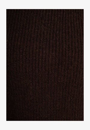 Tissu tricoté côtelé brun foncé avec une texture fine, présentant des rayures verticales et une apparence douce et duveteuse.