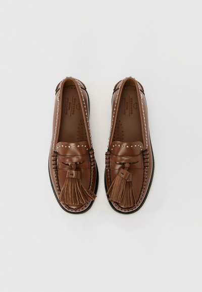 Braune Lederloafer mit Quasten, dekorativer Stickerei und Nietenakzenten, ausgestattet mit einer flachen schwarzen Sohle und glatter Textur.