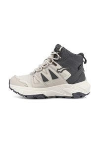 Höga vandringsskor med en beige och mörkgrå design, texturerade material, förstärkt snörning och en robust gummisula med mönster för grepp.
