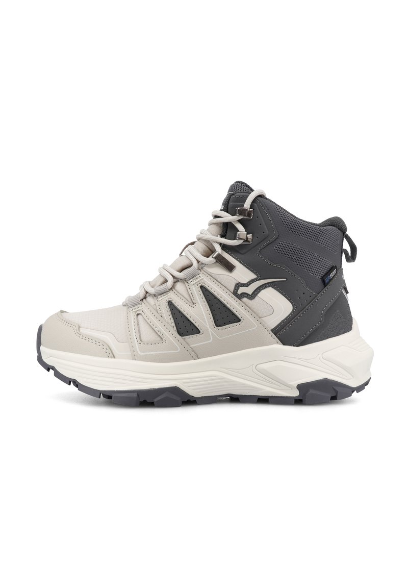 Höga vandringsskor med en beige och mörkgrå design, texturerade material, förstärkt snörning och en robust gummisula med mönster för grepp.