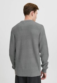 Hall gray-sweater, millekivist hertjbona mustriga, ümar kaelus, pikad varrukad ning soonikuga mansetid ja äär. Kuvatud tagantvaade.