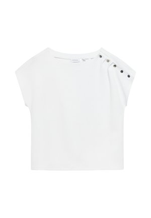 Weißes Kurzarmoberteil mit U-Boot-Ausschnitt und fünf metallischen Knöpfen entlang der linken Schulternaht, isoliert auf weißem Hintergrund.