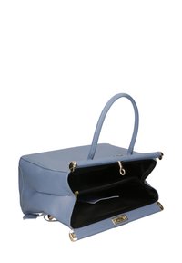 Blauwe leren handtas met een gestructureerde rechthoekige vorm, voorzien van een enkele handgreep, gouden hardware en een zwarte binnenkant met vakken.