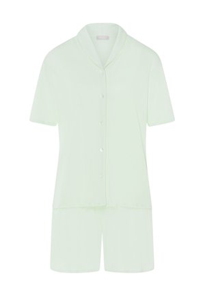 Kortærmet pyjamas sæt i lys grøn, lavet af blødt materiale. Har en skjorte med knaplukning og matchende shorts, begge med en glat overflade.