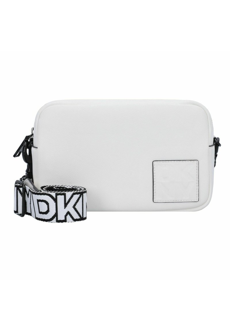 Borsa a tracolla in ecopelle bianca con forma rettangolare, chiusura a zip nera e tracolla staccabile con dettagli in testo bianco e nero.