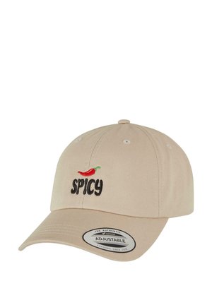 Bežna podesiva kapa s zakrivljenim vizirjem, na kojoj je uvezena riječ "SPICY" u crnoj boji s crvenom čili paprikom kao naglaskom. Izrađena je od tkanine s glatkom teksturom.