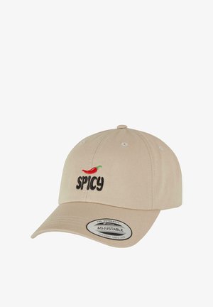 Beige reguleeritav kork, millel on kõver ääreosa, ning millel on musta värviga broderitud sõna "SPICY" ja punase tšilli pipra aktsent. Valmistatud sujuva tekstuuriga kangast.