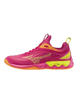Scarpa da corsa rosa acceso e arancione con dettagli gialli e logo, design a taglio basso e linguette di tiratura su linguetta e tallone.