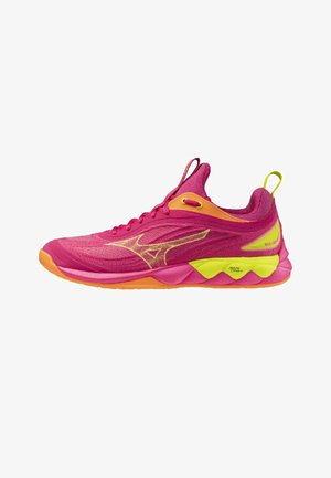Scarpa da corsa rosa acceso e arancione con dettagli gialli e logo, design a taglio basso e linguette di tiratura su linguetta e tallone.