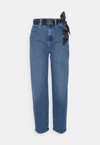 Modré denimové džíny s vysokým pasem a volným střihem. Jsou doplněny vzorovaným černozeleným páskem zavázaným v pase. Bez dalších kovových doplňků.