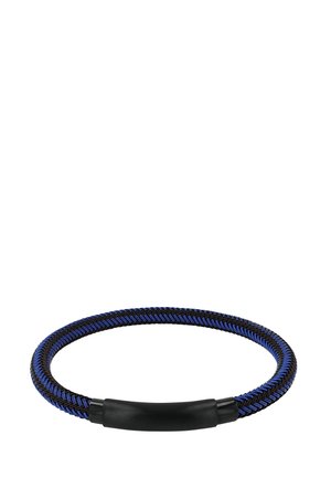 Schwarzes und blaues geflochtenes magnetisches Armband mit einem glatten schwarzen zentralen Verschluss, dargestellt auf weißem Hintergrund.