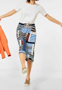 Värikäs kuvioitu hame, jossa on vaakasuoria ja pystysuoria raitoja sinisessä, mustassa ja beigeessä, naru vyötäröllä ja sivureikä.