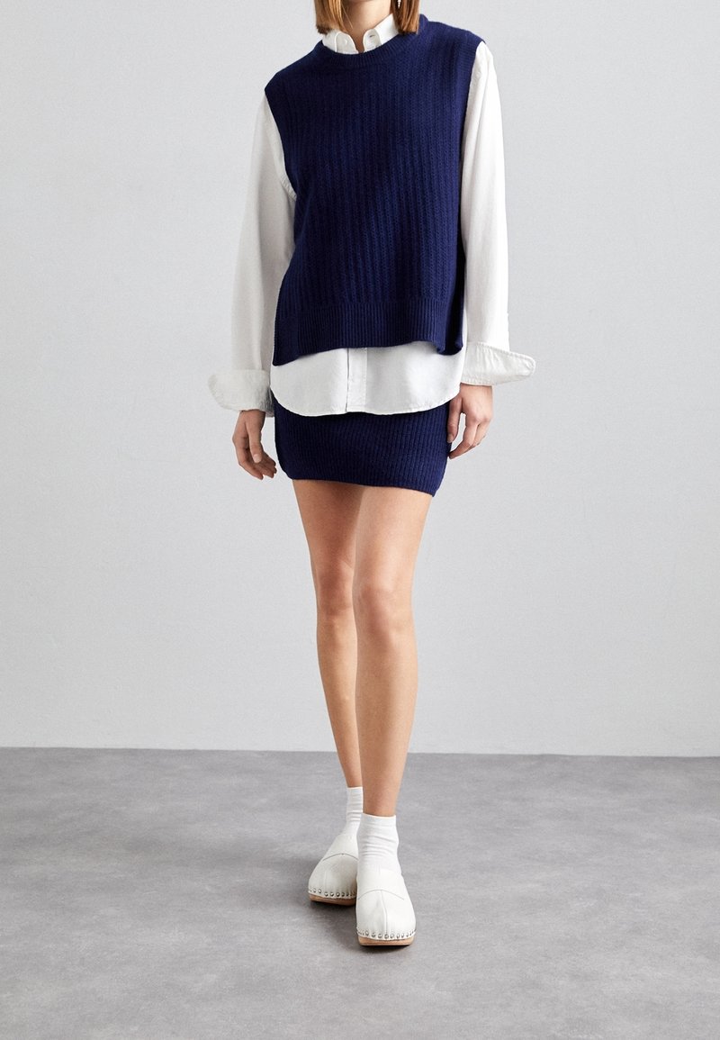 DESIGNERS REMIX Sweter