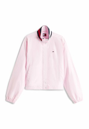 Chaqueta ligera de color rosa claro con cierre de cremallera y botones a presión, puños elásticos, bolsillos laterales y un pequeño logotipo en el pecho.