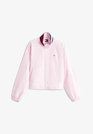 Chaqueta ligera de color rosa claro con cierre de cremallera y botones a presión, puños elásticos, bolsillos laterales y un pequeño logotipo en el pecho.