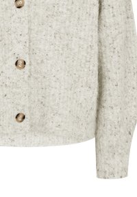 Lichtgrijze gebreide cardigan met grote bruine knopen en lange mouwen, weergegeven van het midden tot de manchetten.