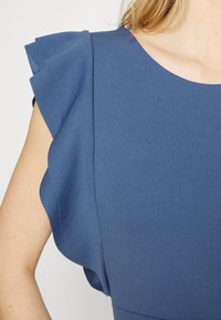 WAL G. DIANA RUFFLE SLEEVE MIDI DRESS - Φόρεμα από ζέρσεϊ - denim