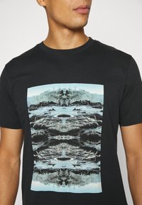 Selected Homme SLHMARIO O-NECK TEE - T-shirt estampada - jet black