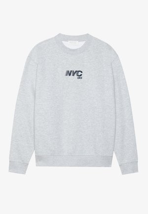 Felpa grigia in misto cotone. Presenta un colletto rotondo e maniche lunghe. Il logo "NYC 86" appare in blu scuro sul davanti. Design semplice.