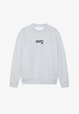 Sivi dukserica izrađena od mješavine pamuka. Ima okrugli izrez i duge rukave. Logo "NYC 86" se pojavljuje u tamnoplavoj boji na prednjoj strani. Jednostavan dizajn.