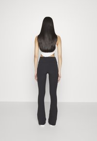 adidas Originals ESSENTIALS FLARED - Legingi — bikses - black
