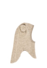 Beżowa wełniana czapka z zaokrąglonym wierzchołkiem i spiczastym wzorem, z małą pętelką jako detalem. Miękka tekstura z prostym przeszyciem wzdłuż krawędzi.