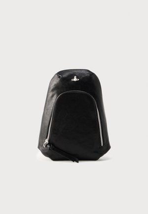 Rucsac negru din piele cu partea superioară rotunjită, accente de fermoar argintii și un mic emblema în față. Textură netedă cu un design minimal.
