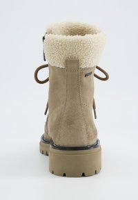 Bottine en daim marron avec un col en fausse fourrure crème, design à lacets et semelle en caoutchouc robuste avec un profil texturé pour une meilleure adhérence.