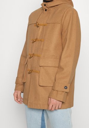 Manteau en laine marron avec une capuche, des fermetures à bascule et deux poches avant. Il a une longueur mi-cuisse et une texture tissée.