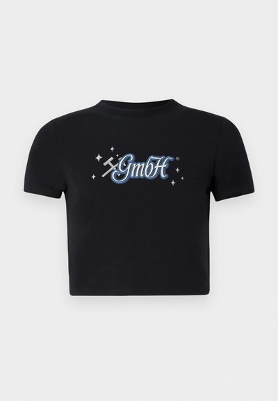 Tricou scurt negru din bumbac, cu decolteu rotund, având un logo "GmbH" albastru și alb înconjurat de mici stele imprimate pe față.