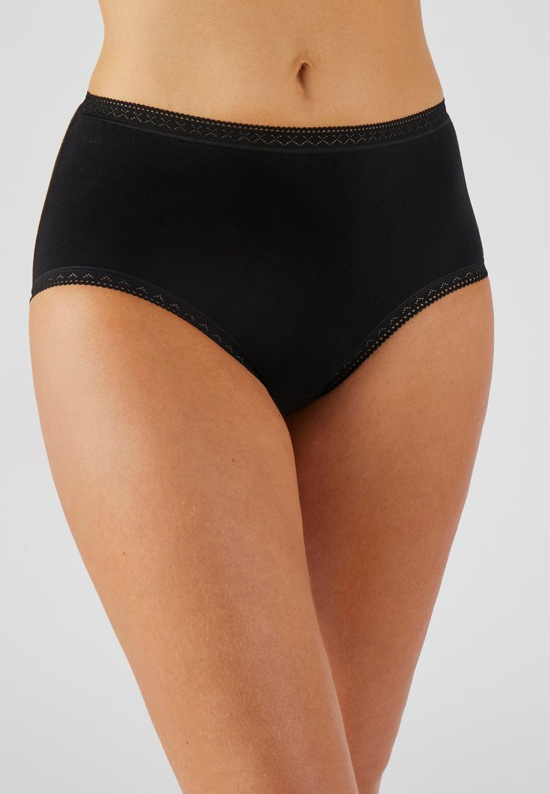 Panties negras de talle alto hechas de tela suave, con un borde de encaje en la cinturilla y las aberturas de las piernas, textura lisa y sin patrones visibles.