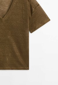 T-shirt marron à manches courtes avec col en V, en tissu doux légèrement texturé sur fond blanc.